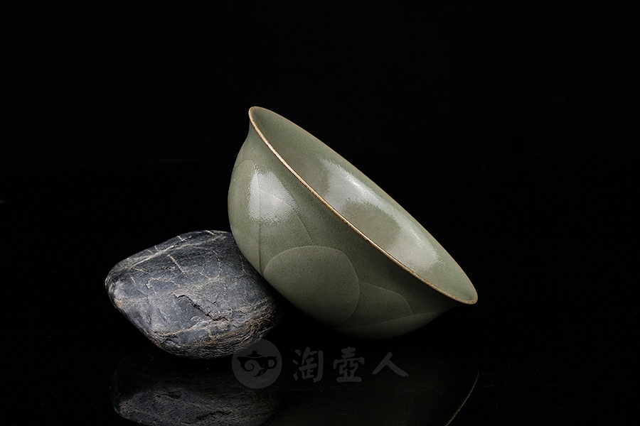 越窑秘色秞托烧莲瓣盏