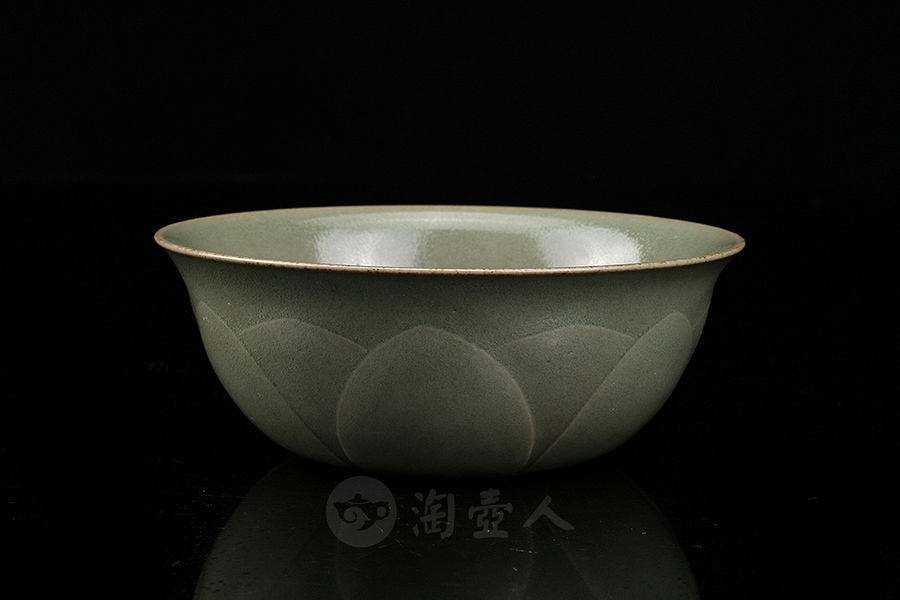 越窑秘色秞托烧莲瓣盏