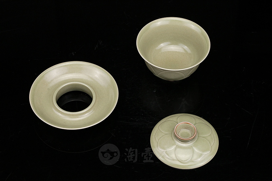 越窑秘色釉莲瓣盖碗