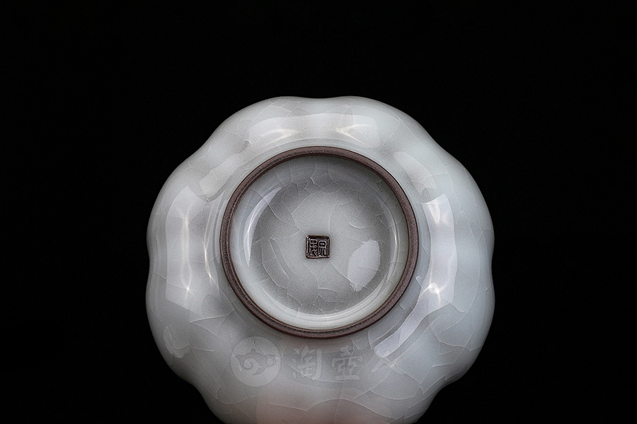月白釉官窑八瓣品茗杯
