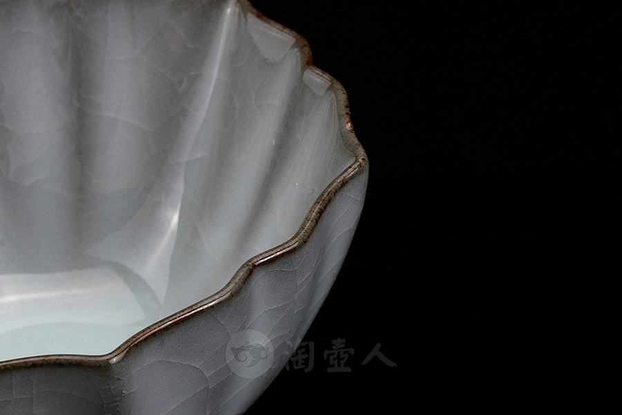 月白釉官窑抽角菱花杯