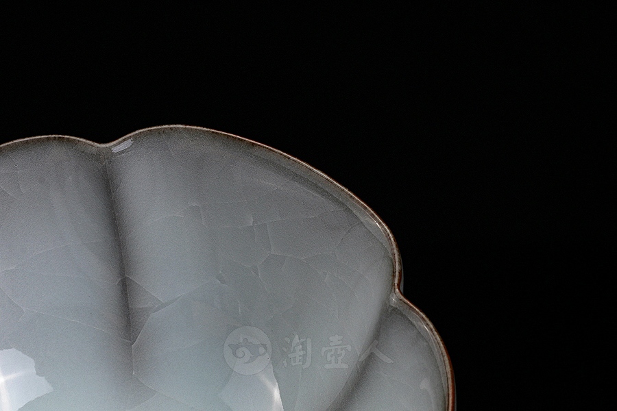 月白釉官窑五瓣品茗杯