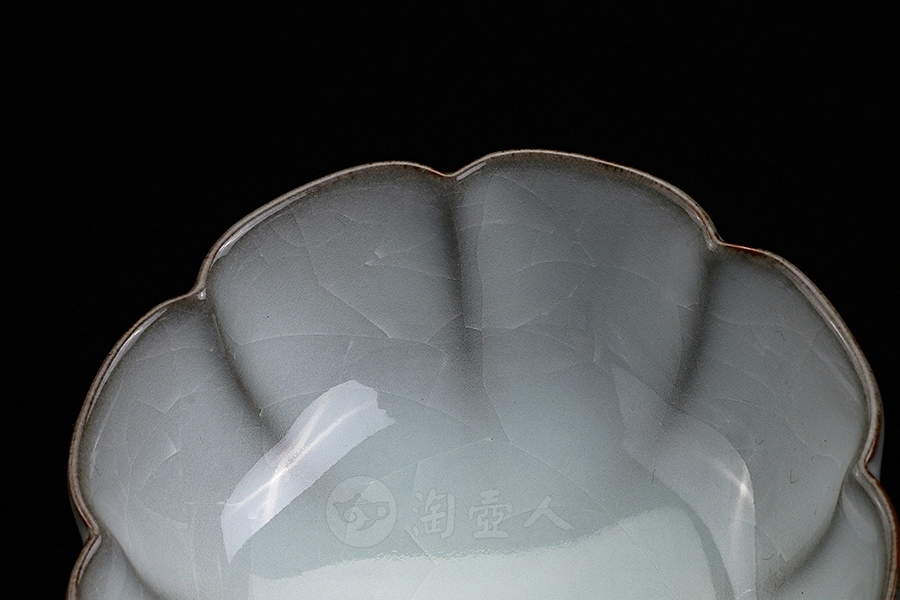 月白釉官窑八瓣品茗杯