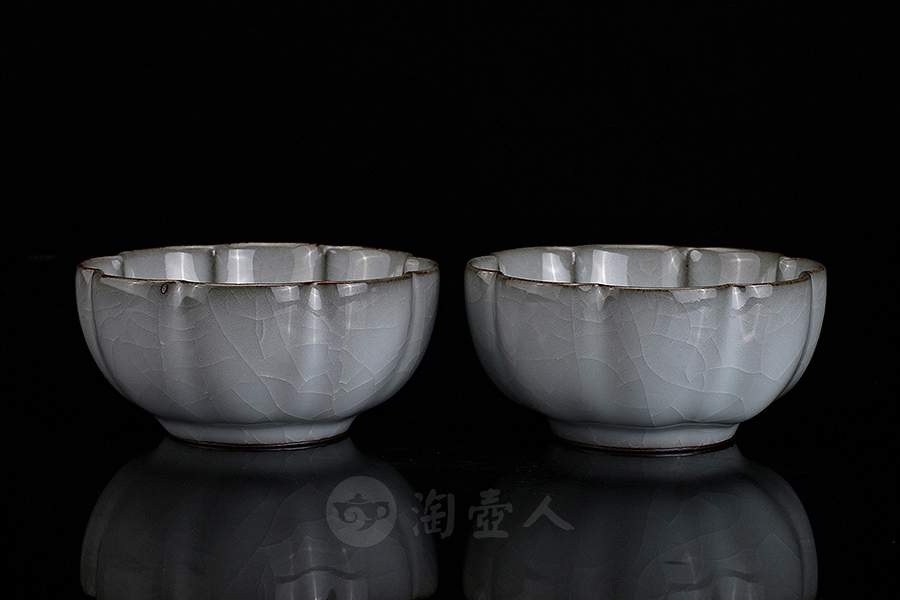 月白釉官窑八瓣品茗杯