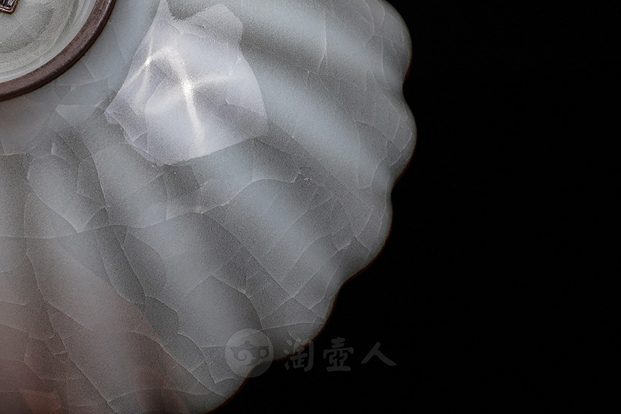 月白釉官窑菱花杯