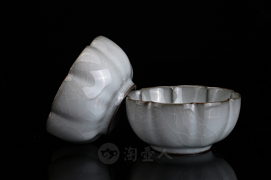 月白釉官窑八瓣品茗杯