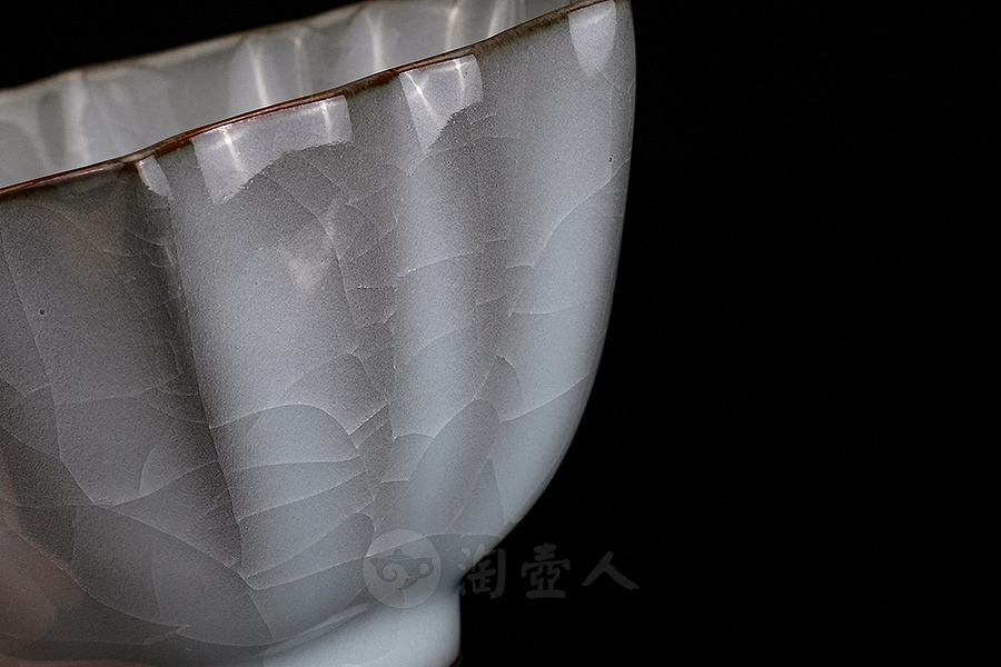 月白釉官窑抽角菱花杯