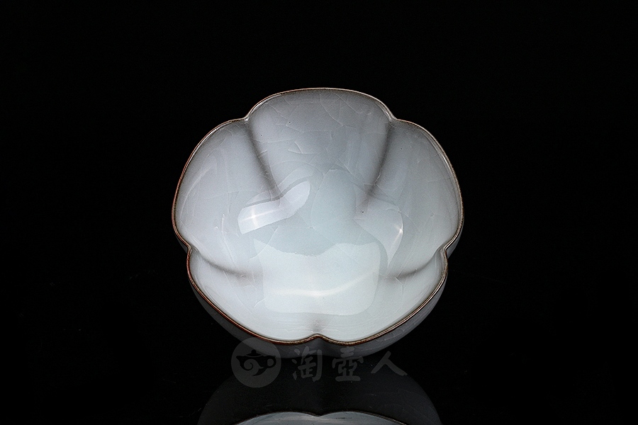 月白釉官窑五瓣品茗杯