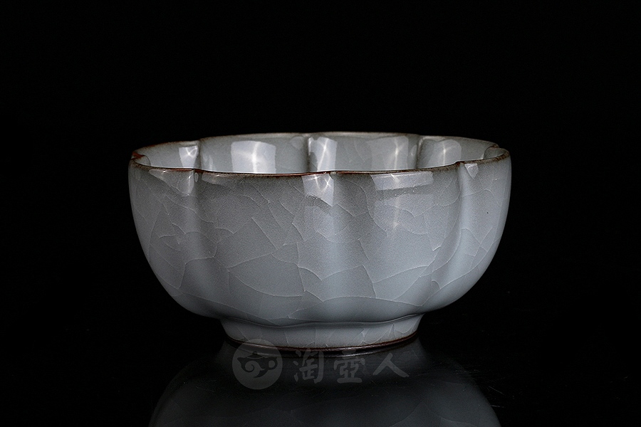 月白釉官窑八瓣品茗杯