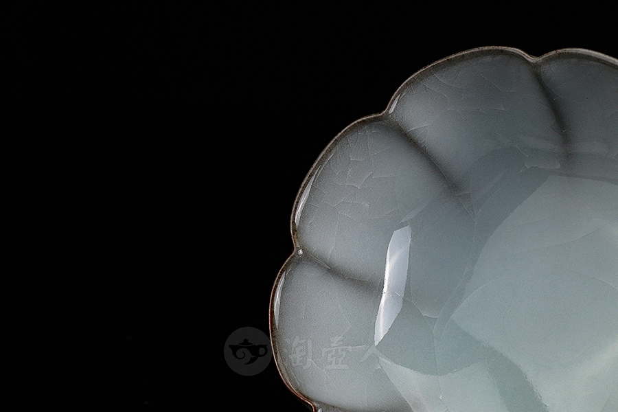 月白釉官窑八瓣品茗杯