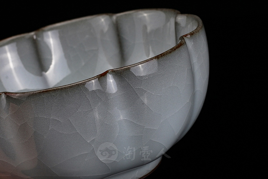 月白釉官窑八瓣品茗杯