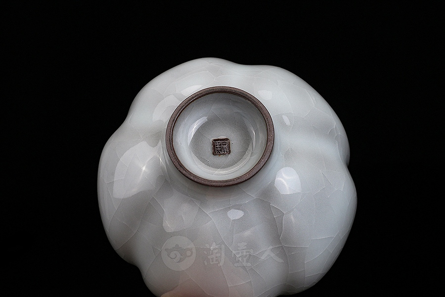 月白釉官窑五瓣品茗杯