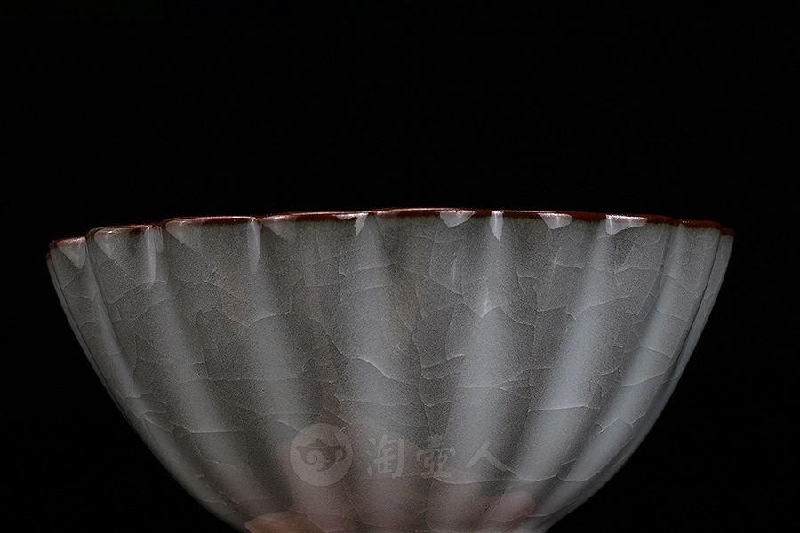 月白釉官窑菱花杯