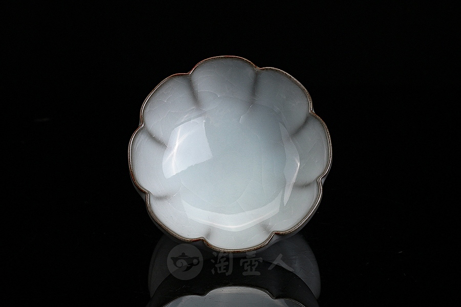月白釉官窑八瓣品茗杯