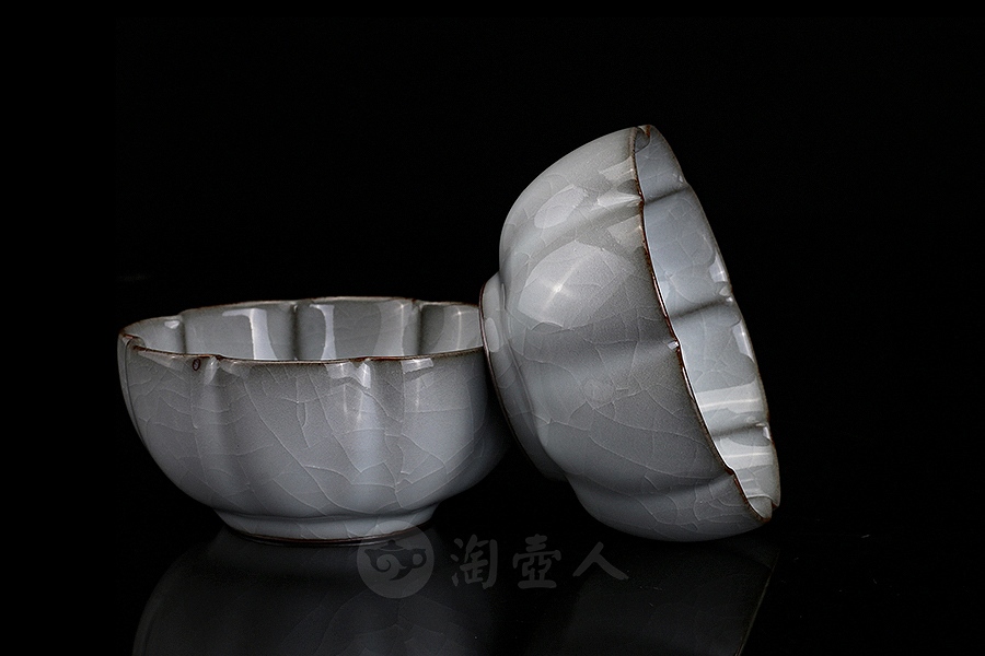 月白釉官窑八瓣品茗杯