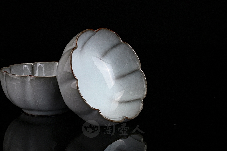 月白釉官窑八瓣品茗杯