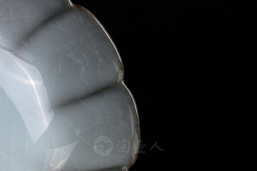 月白釉官窑八瓣品茗杯