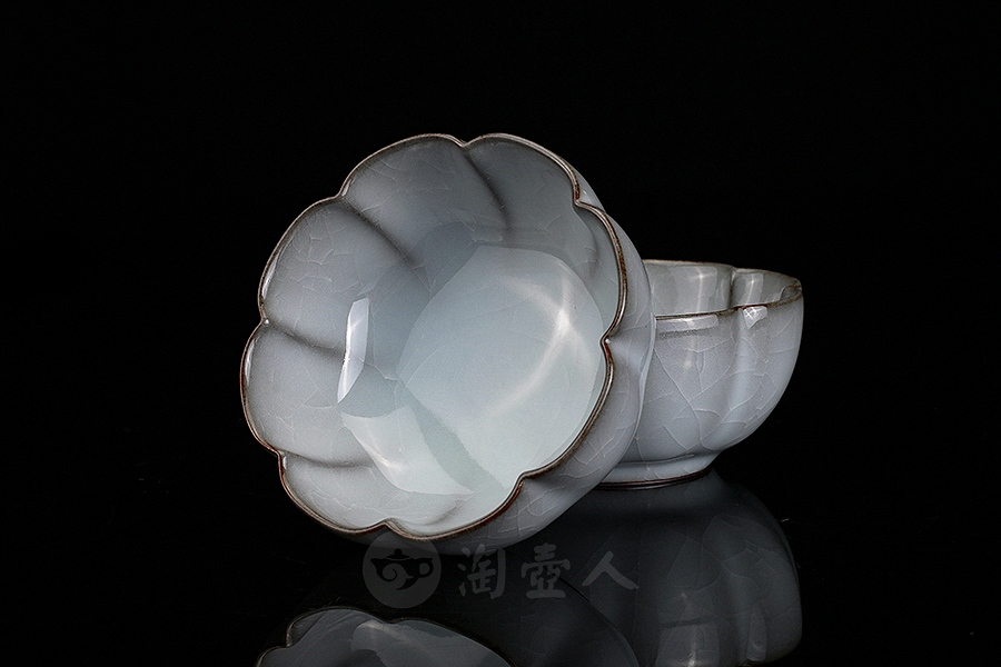 月白釉官窑八瓣品茗杯