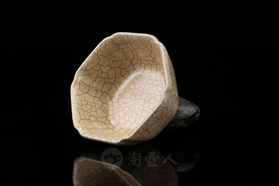 哥窑倭角六方杯(支钉)