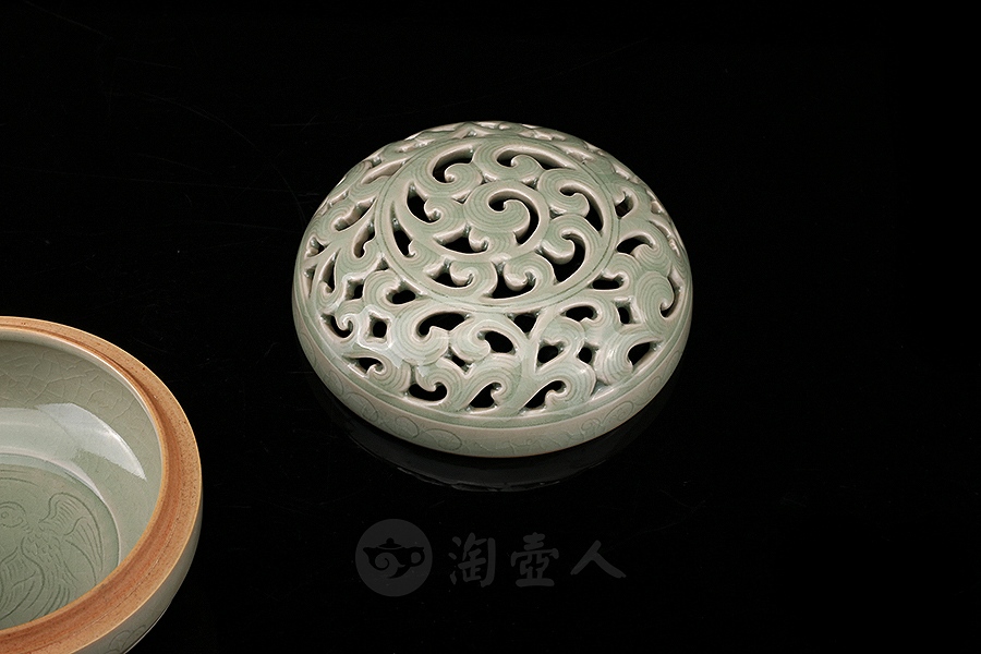 镂空缠枝纹盒薰(中)