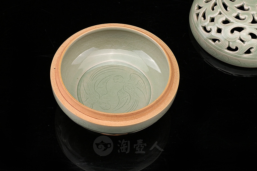 镂空缠枝纹盒薰(中)