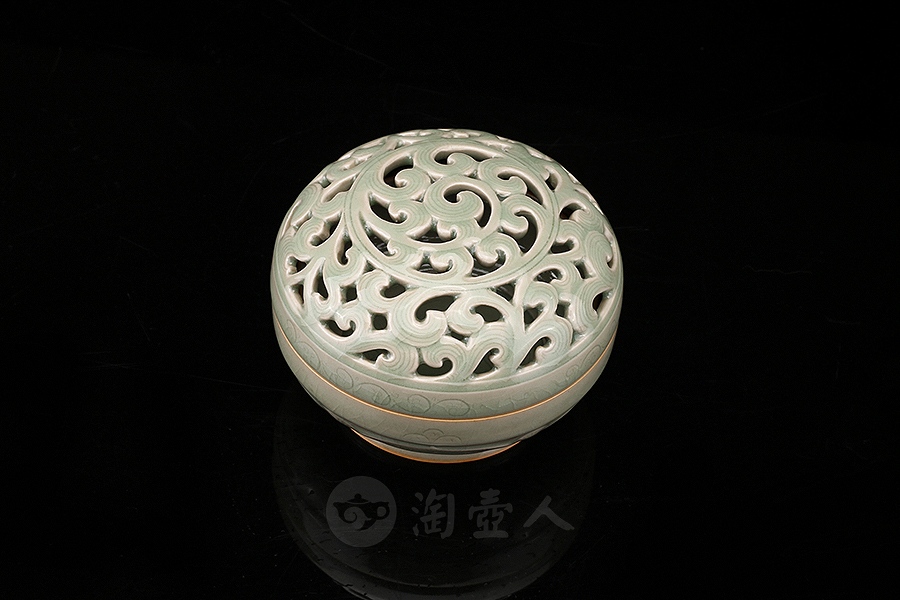 镂空缠枝纹盒薰(中)