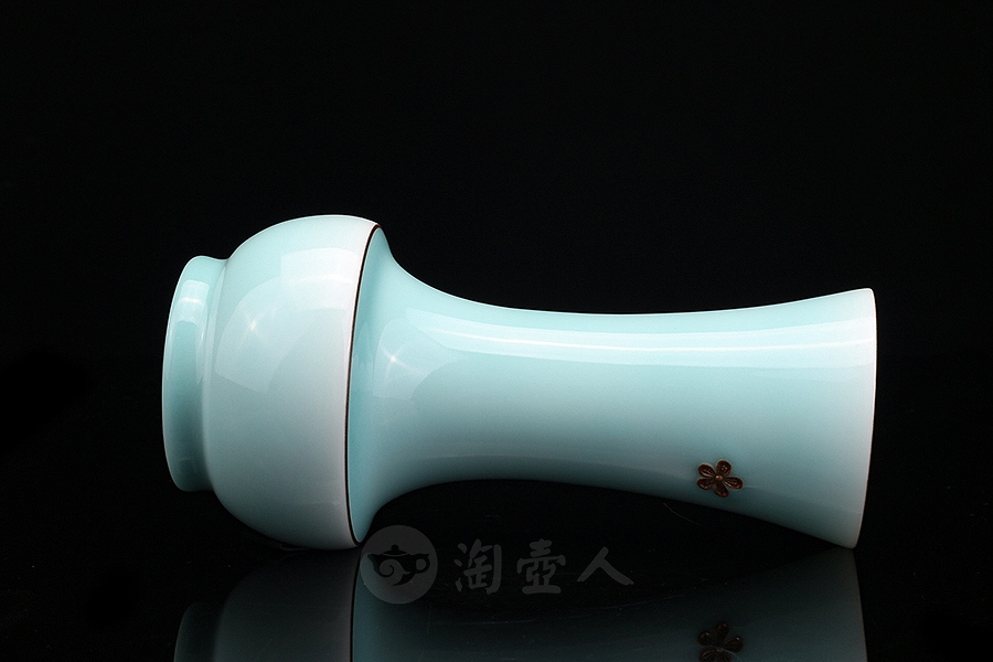 雪凝红梅·花瓶