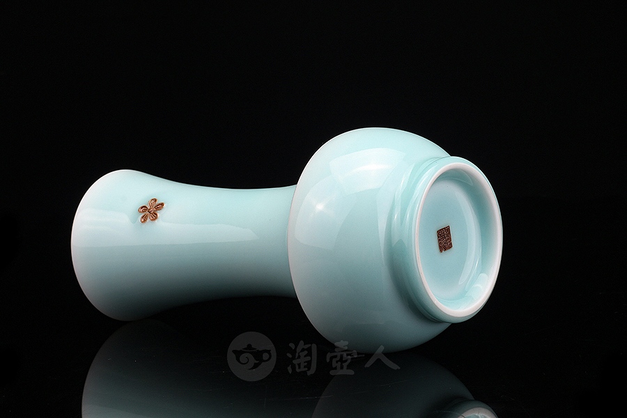 雪凝红梅·花瓶