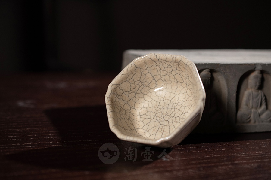 哥窑倭角六方杯(支钉)
