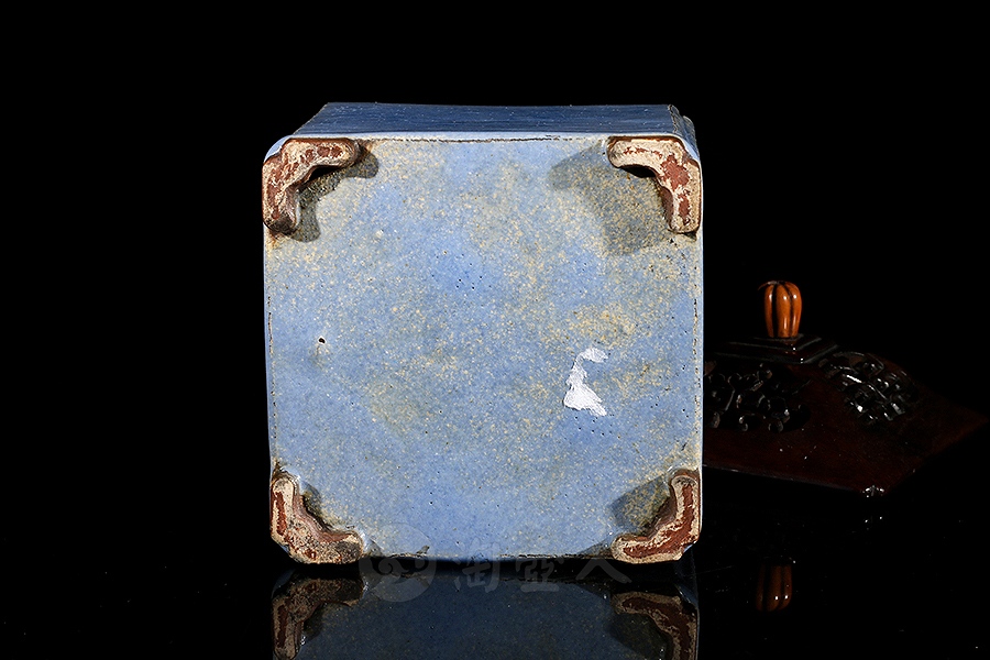 单色釉四方抽角香炉(清中)