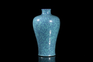爐均釉瓷胎梅瓶(“清乾隆年制”底款)