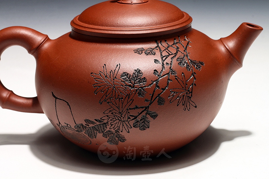 1984年进入宜兴紫砂工艺厂,跟随父亲谭泉海大师学习紫砂陶刻装饰