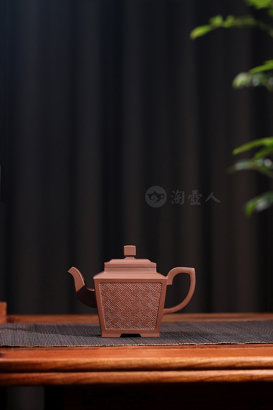 孔春华制四方汉纹壶