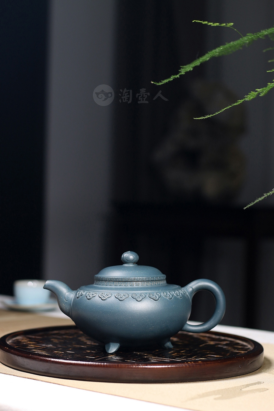 墨绿泥云肩三脚鼎壶