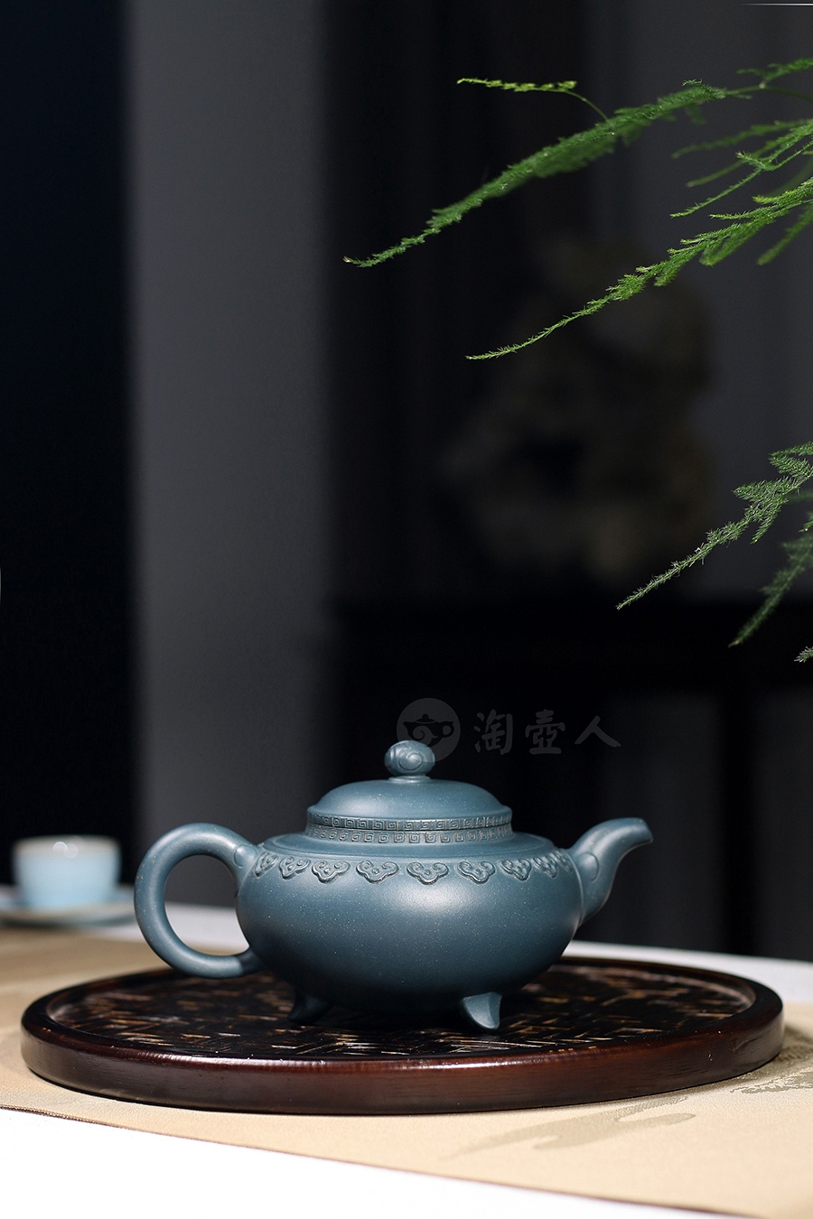 墨绿泥云肩三脚鼎壶