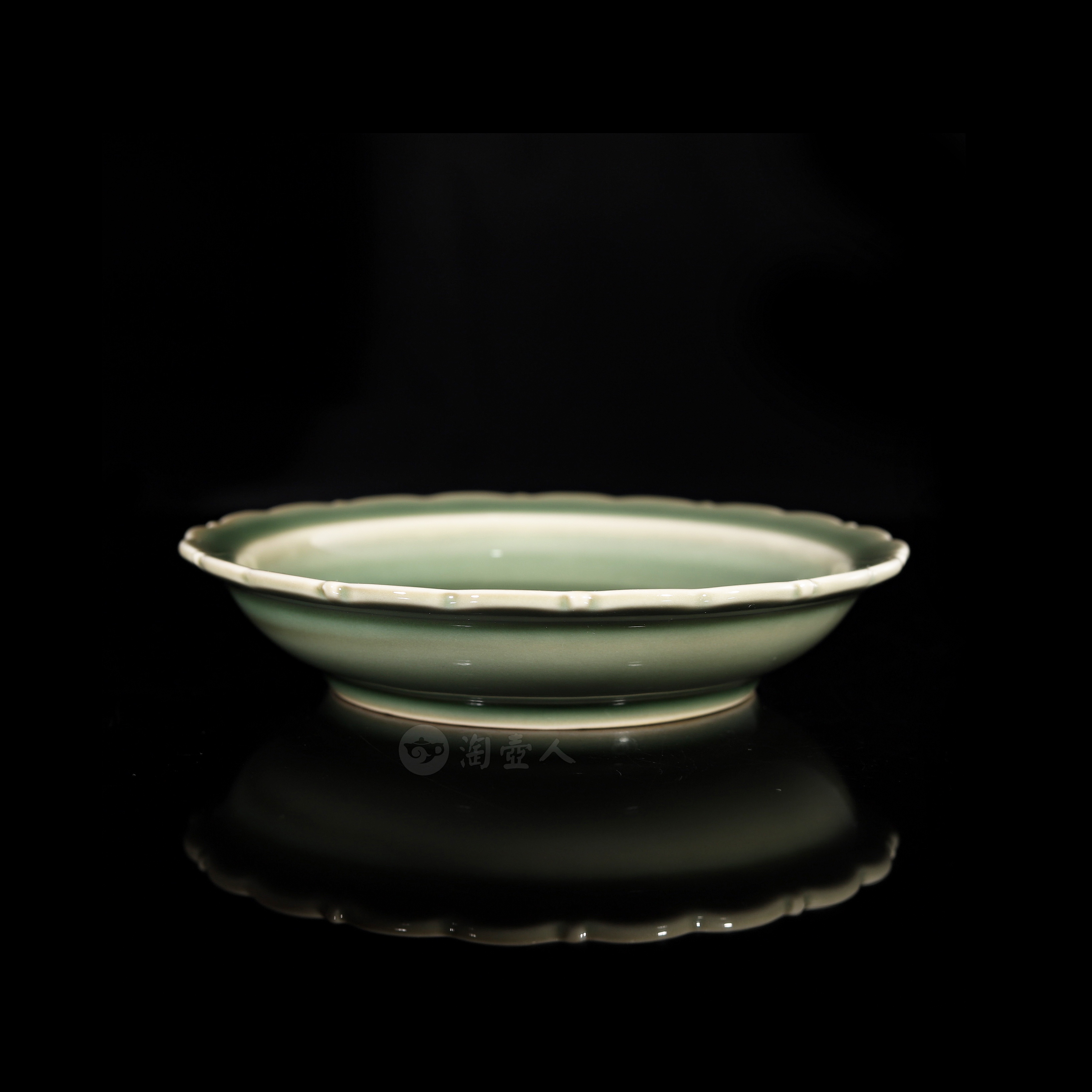 青瓷浮雕壶承-青色