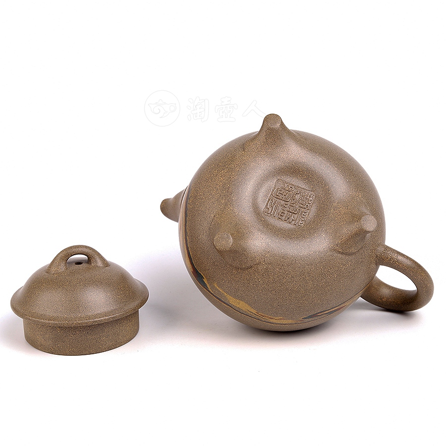 绞泥三足壶
