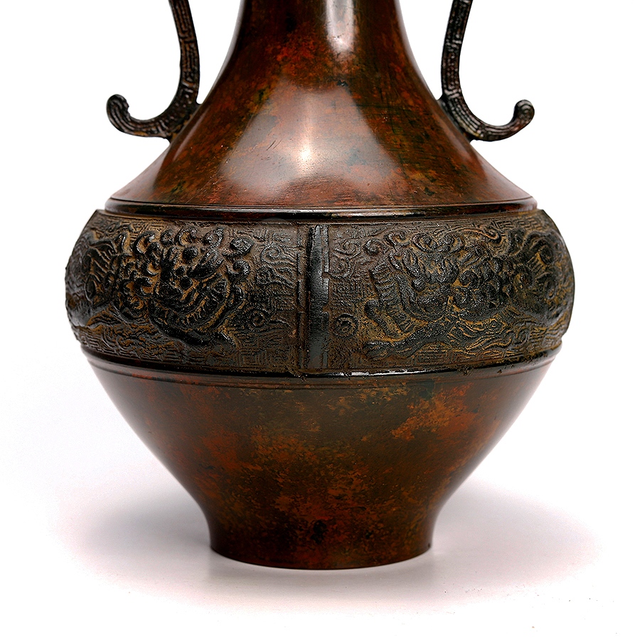 家元秘藏、茶未釉双龍耳四梭瓶。高约32厘米。 家元秘藏、茶未釉双龍耳四梭瓶。高约32