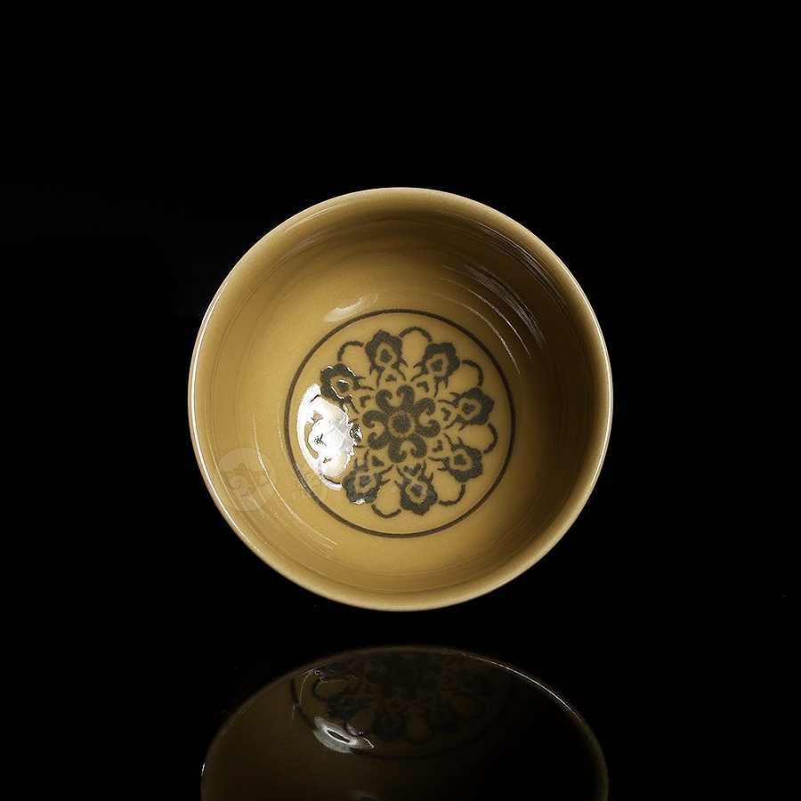 米黄釉宝莲手工杯