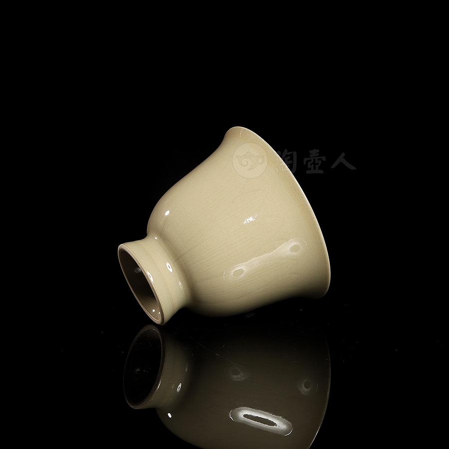 米黄釉莲瓣杯