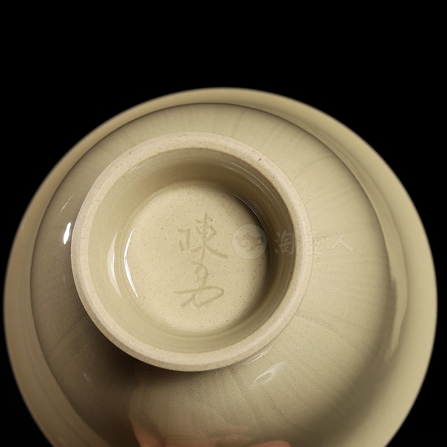 米黄釉莲瓣杯