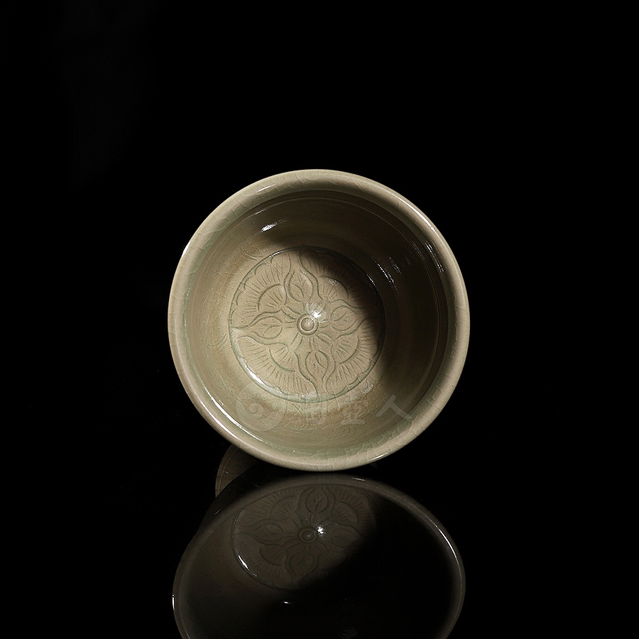 莲瓣高足杯