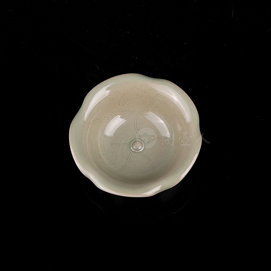 荷叶三足杯