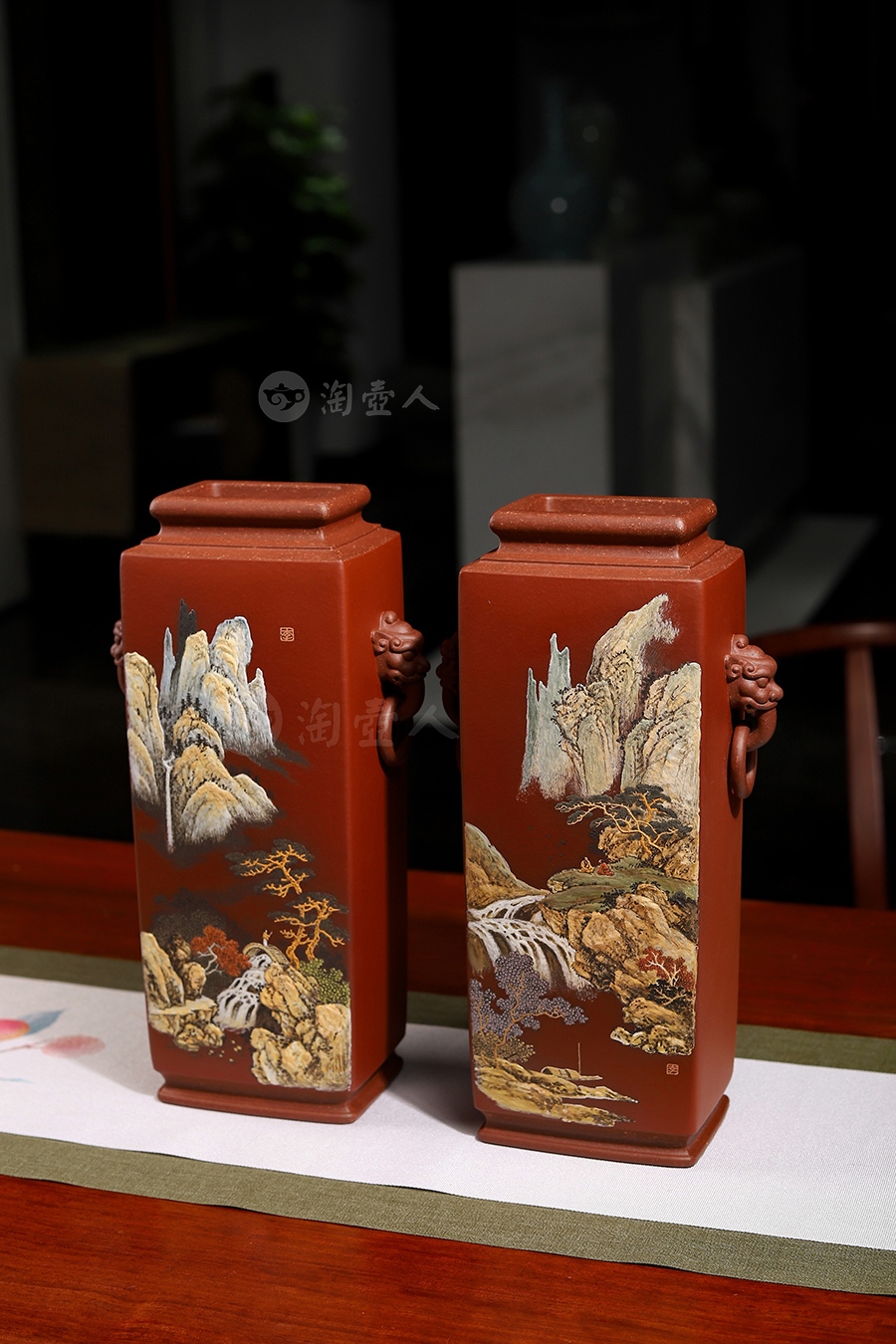 四方狮耳尊对瓶