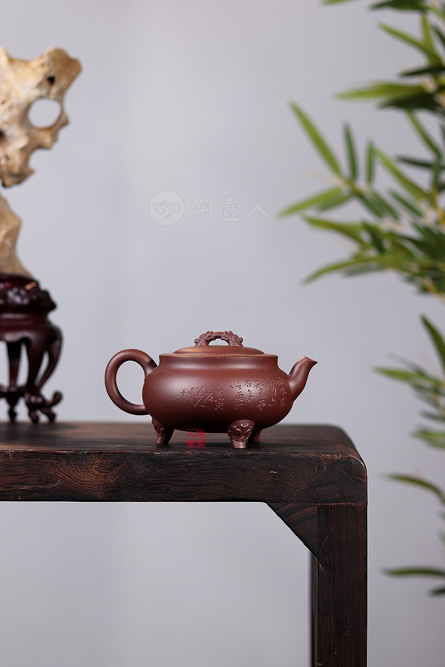 双龙三足鼎壶(描金)