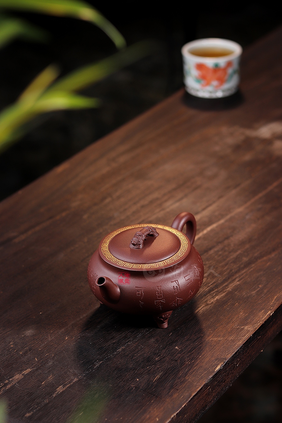 双龙三足鼎壶(描金)