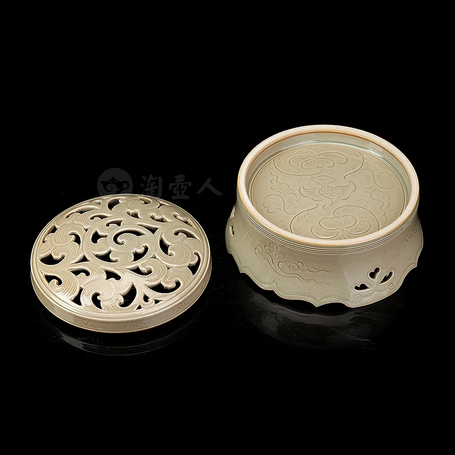 祥云纹镂空香炉(大)