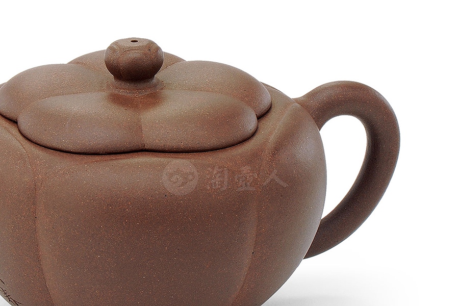 春雪梅瓣壶