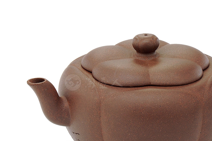 春雪梅瓣壶