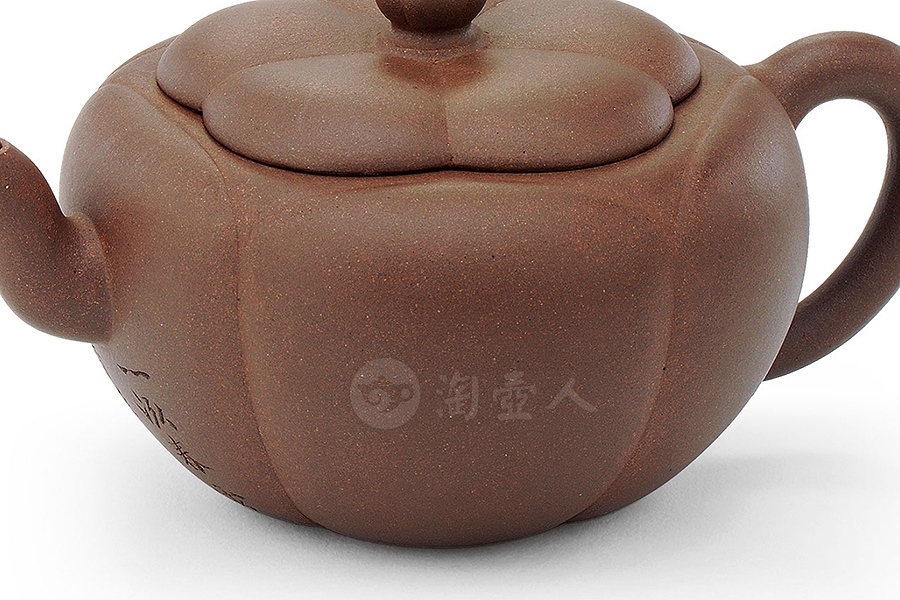 春雪梅瓣壶